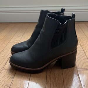 Naturalizer Women's Madalynn Gore Ankle Boots Black - 8.5 Medium. VEGAN leather